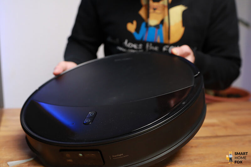 Видна пыль на верхней части Roborock Saros 10R.